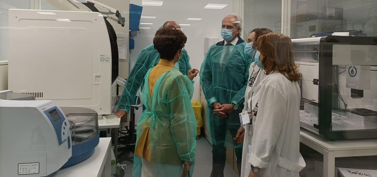 El Consejero de Sanidad de la Comunidad de Madrid, Enrique Ruiz Escudero, con el personal de laboratorio de Microbiología del Hospital Gregorio Marañón de Madrid. (Foto. EP)