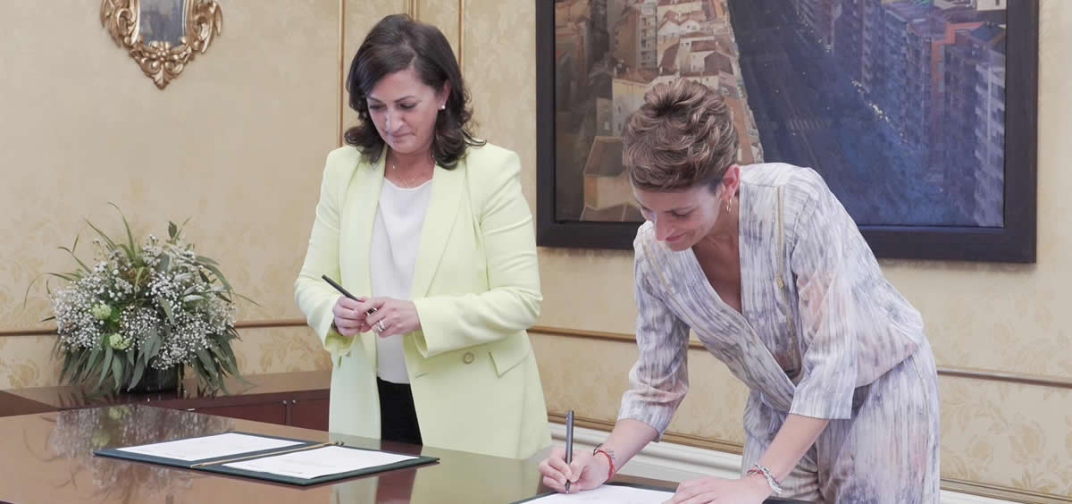 Las dos presidentas suscriben el acuerdo (Foto. Alberto Ruiz   Europa Press)