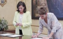 Las dos presidentas suscriben el acuerdo (Foto. Alberto Ruiz   Europa Press)