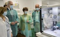Enrique Ruiz Escudero, Elena Andradas y Antonio Zapatero visitan el laboratorio de Microbiología del Hospital Ramón y Cajal de Madrid. (Foto. Comunidad de Madrid)