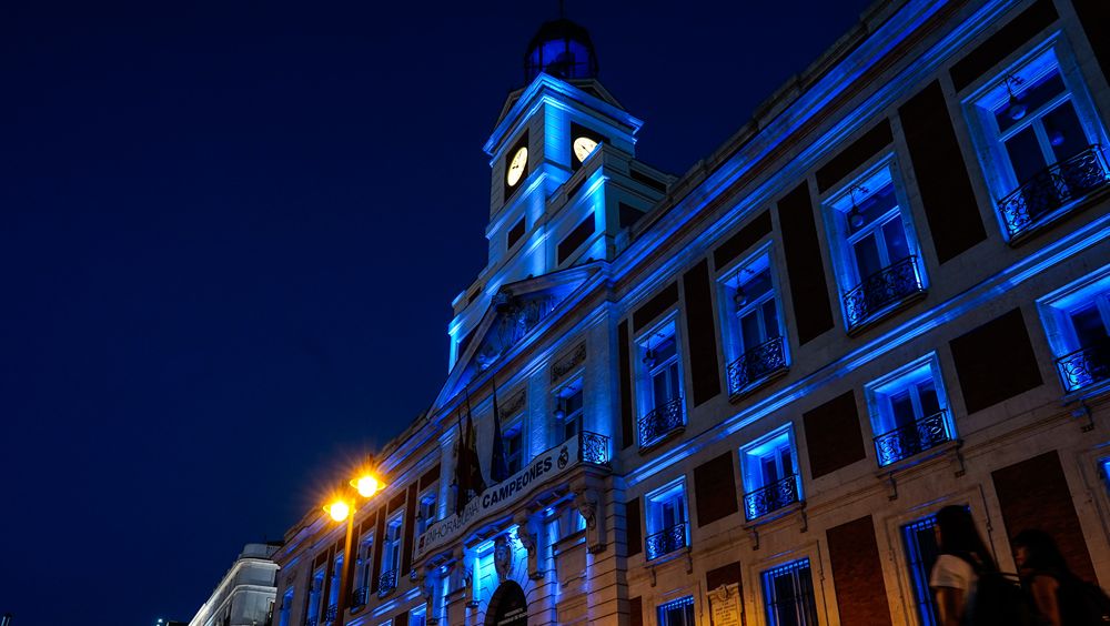 La Real Casa de Correos se tiñe de azul para concienciar sobre la donación de órganos
