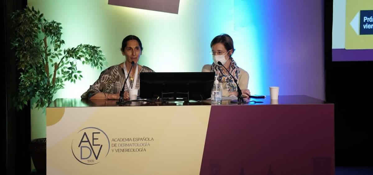 La Dra. Cristina Galván (izquierda) durante la sesión ‘Sarna, ¿qué está pasando?’, en el 49º Congreso Nacional de la AEDV (Foto: AEDV)