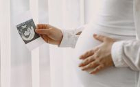 Una embarazada sujeta una ecografía. (Foto. Freepik)
