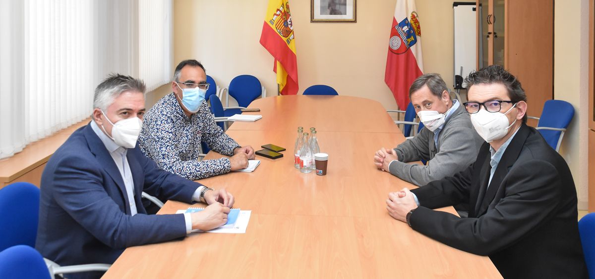 El consejero de Sanidad de Cantabria, Raúl Pesquera (arriba a la izquierda), junto a representantes de ALCER Cantabria (Foto: Carlos Segundo)