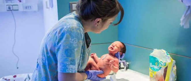 Enfermera cambia el pañal a un neonato hospitalizado en el Área de la Mujer del Hospital Sant Joan de Déu de Barcelona (Foto: @ariadnacreus_ y @angelgarciafoto)