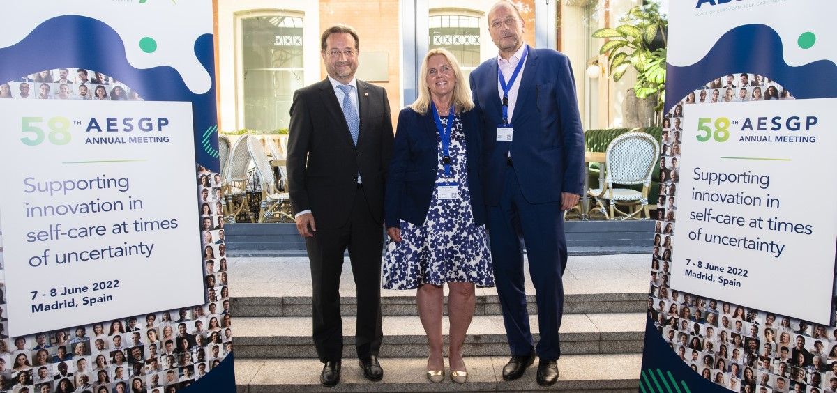 De izquierda a derecha, el director Infraestructuras Hospitalarias de Madrid, Fernando Prados; la presidenta de la AESGP, Birgit Schuhbauer; y el presidente de anefp, Alberto Bueno. (Foto. anefp)