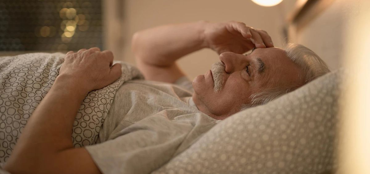 Hombre adulto mayor en la cama (Foto. Freepik)