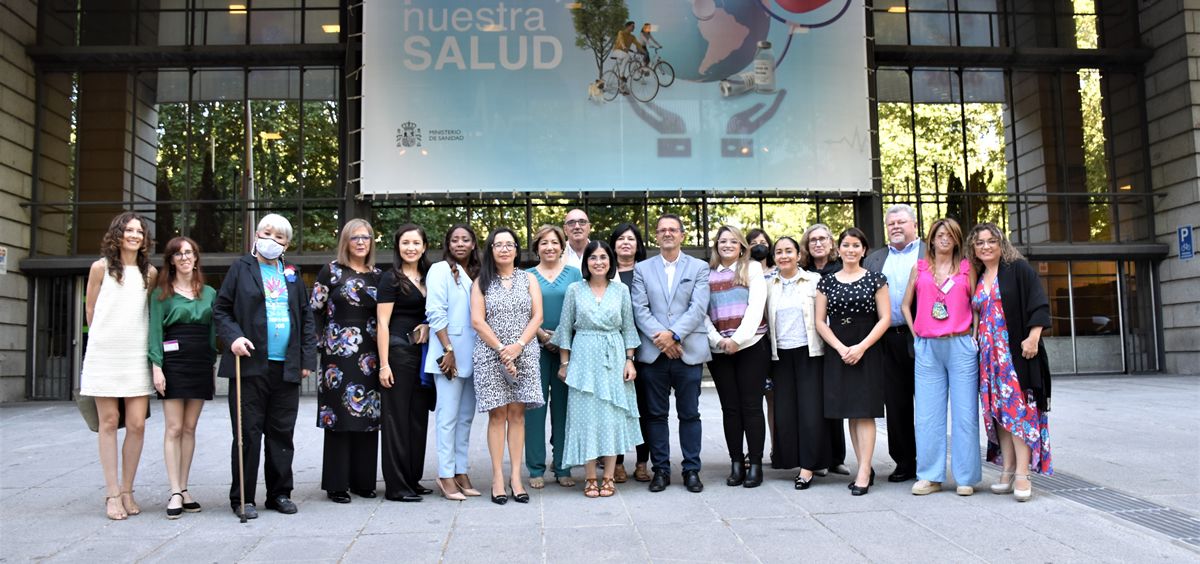 La ministra de Sanidad, Carolina Darias, junto a representantes de la Alianza Iberoamericana de Enfermedades Raras (Aliber) (Foto M. Sanidad)