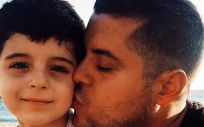 Ian Chaves, luchando contra un sarcoma desde los seis años, con su padre Jordi (Foto. Cedida)