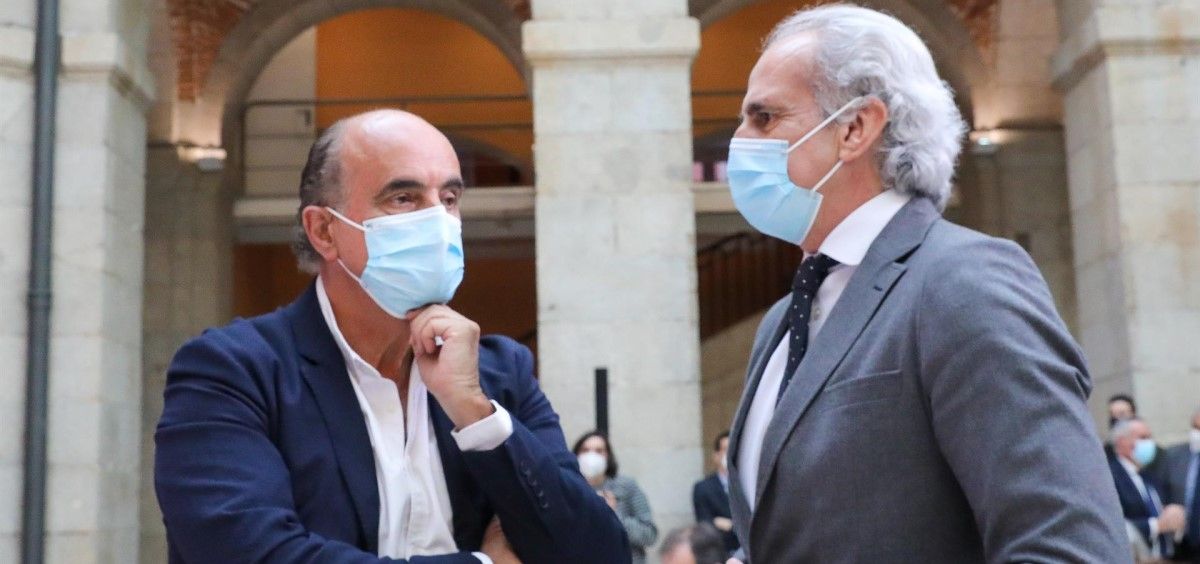Antonio Zapatero, viceconsejero de Asistencia Sanitaria y Salud Pública, y Enrique Ruiz Escudero, consejero de Sanidad de la Comunidad de Madrid. (Foto. Marta Fernández Jara. EP)