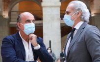 Antonio Zapatero, viceconsejero de Asistencia Sanitaria y Salud Pública, y Enrique Ruiz Escudero, consejero de Sanidad de la Comunidad de Madrid. (Foto. Marta Fernández Jara. EP)