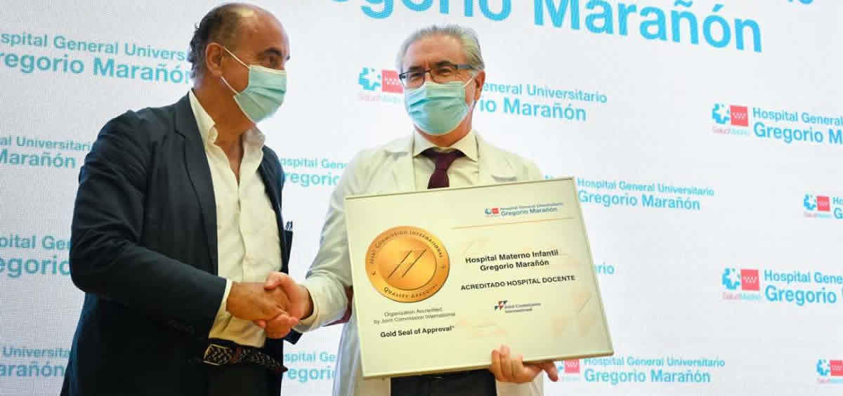 Antonio Zapatero entregando el certificado de acreditación de la Joint Commission International (Foto: Comunidad de Madrid)