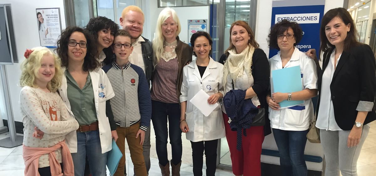 La Dra. Mª José Trujillo (centro) junto a pacientes con albinismo, familiares y genetistas. (Foto. AEGH)