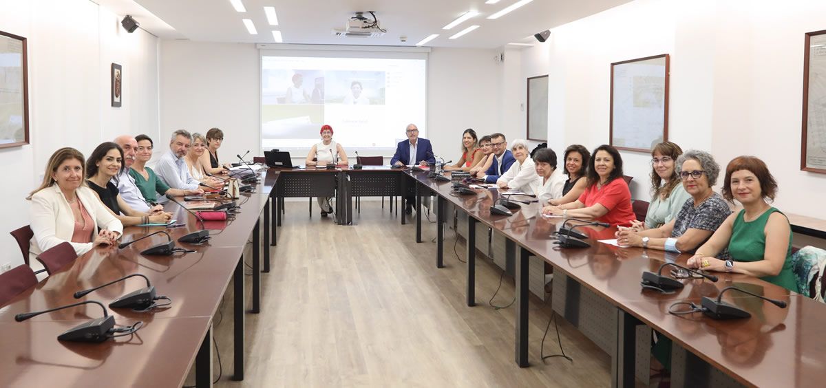 Integrantes del Comité de Bióetica de Navarra durante la reunión de constitución del organismo (Foto: Navarra)