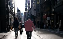 Hombre caminando por la ciudad (Foto. Freepik)