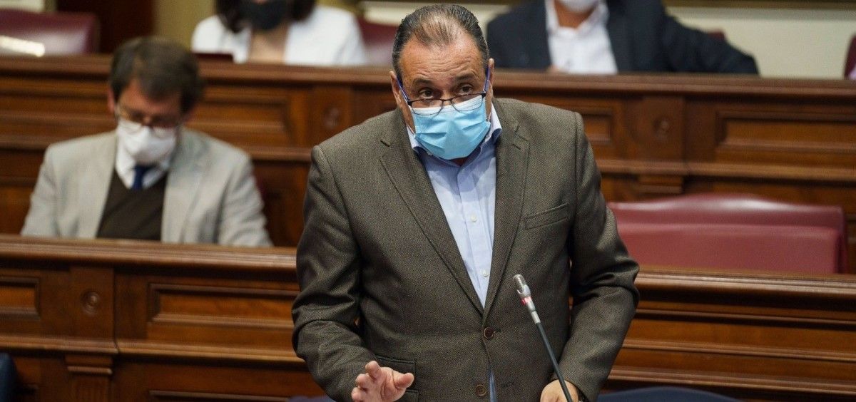 El Consejero de Sanidad del Gobierno de Canarias, Blas Trujillo, en el pleno del Parlamento. (Foto. Gobierno de Canarias)