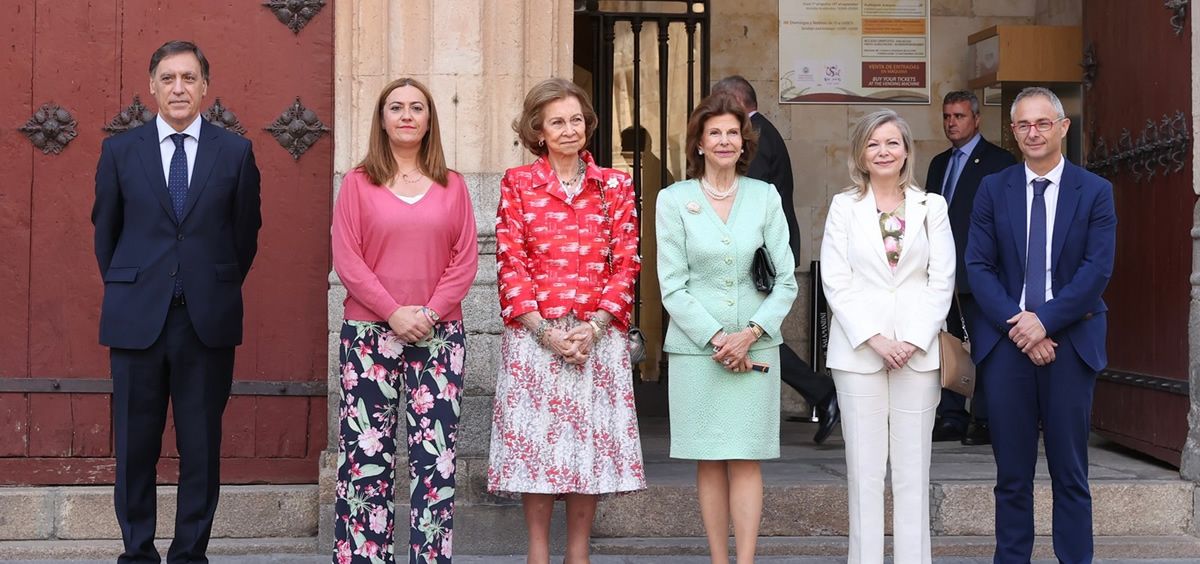 Su Majestad la Reina Doña Sofía y Su Majestad la Reina Silvia de Suecia junto a las autoridades que las recibieron (Foto. Casa Real)