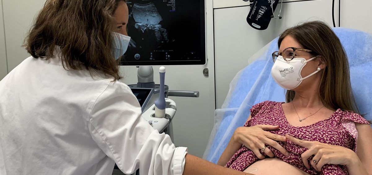 La doctora Inmaculada Romero realiza una ecografía a una mujer embarazada (Foto. Quirónsalud)