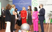 La reina Letizia, Darias y Jill Biden visitan la sede de la AECC