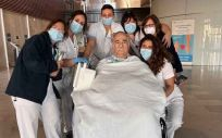 Paciente de la UCI del Hospital Rey Juan Carlos con personal sanitario (Foto: Hospital Universitario Rey Juan Carlos)