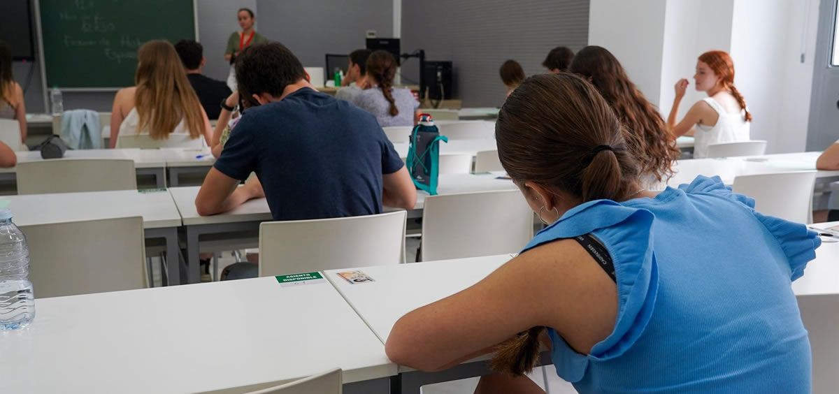 Alumnos antes de comenzar los exámenes de las pruebas de acceso a la Universidad en Sevilla (Foto. EP)
