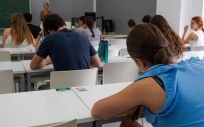 Alumnos antes de comenzar los exámenes de las pruebas de acceso a la Universidad en Sevilla (Foto. EP)