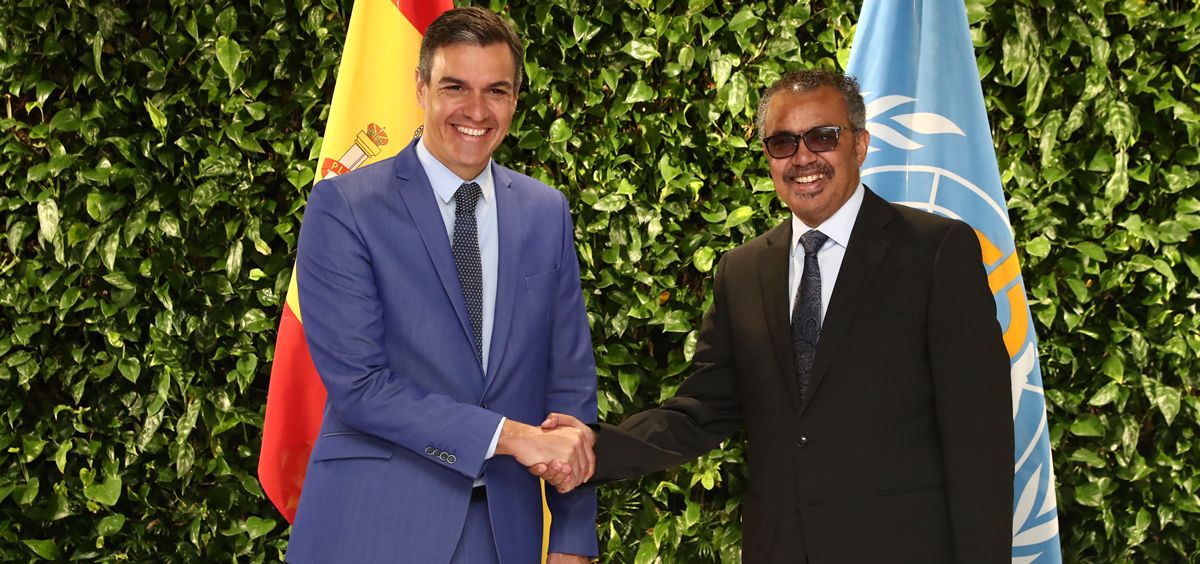 El presidente del Gobierno, Pedro Sánchez, saluda al director general de la OMS, Tedros Adhanom (Foto: Pool Moncloa / Fernando Calvo)