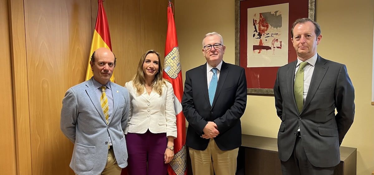 Reunión entre la presidenta de FEDIFAR y los responsables de la Consejería de Sanidad de Castilla y León (Foto. FEDIFAR)