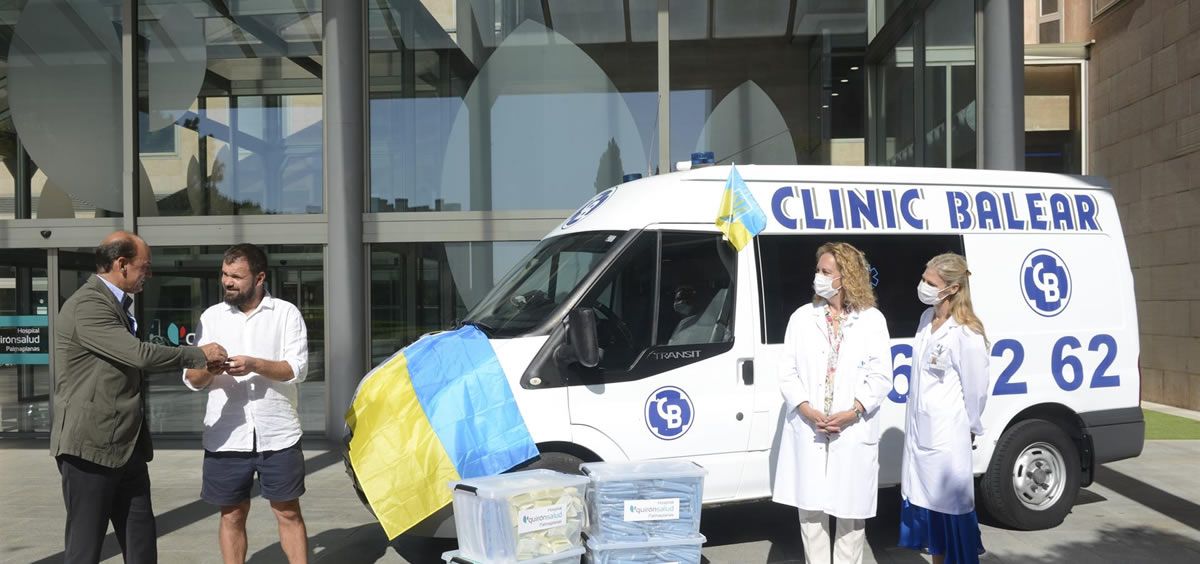 Vitalie Diadcenko recibe las llaves de la ambulancia de manos del gerente de 'Transportes Sanitarios Clinic Balear', Alberto Anguera (Foto. EP)