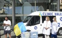 Vitalie Diadcenko recibe las llaves de la ambulancia de manos del gerente de 'Transportes Sanitarios Clinic Balear', Alberto Anguera (Foto. EP)