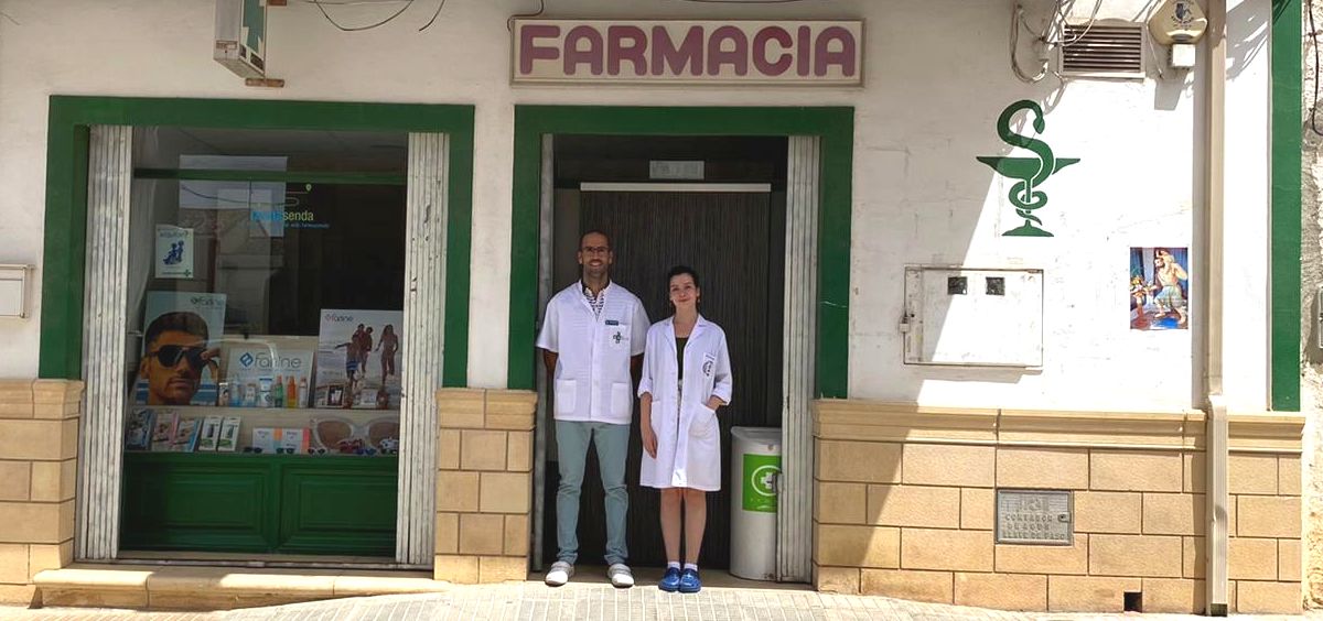 Farmacéutico y becaria en una Farmacia en Villalgordo del Júcar, en Albacete (Foto Cedida)