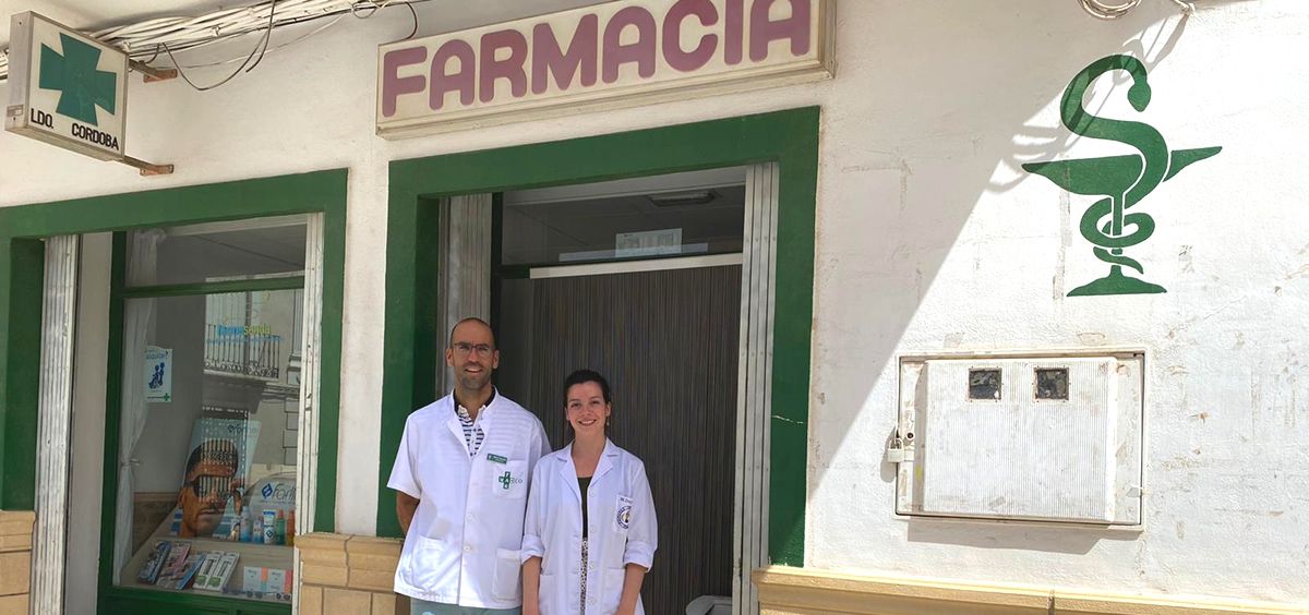 Mateo Córdoba, dueño de la Farmacia, junto a la estudiante María Dolores Torres en Villalgordo del Júcar (Foto: Cedida)