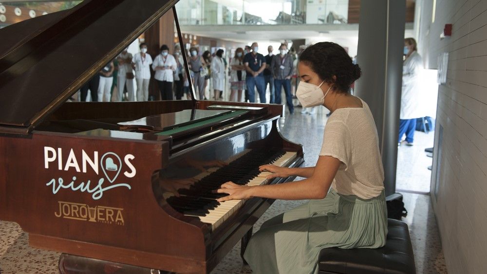 Un piano para humanizar el vestíbulo del Hospital de Bellvitge