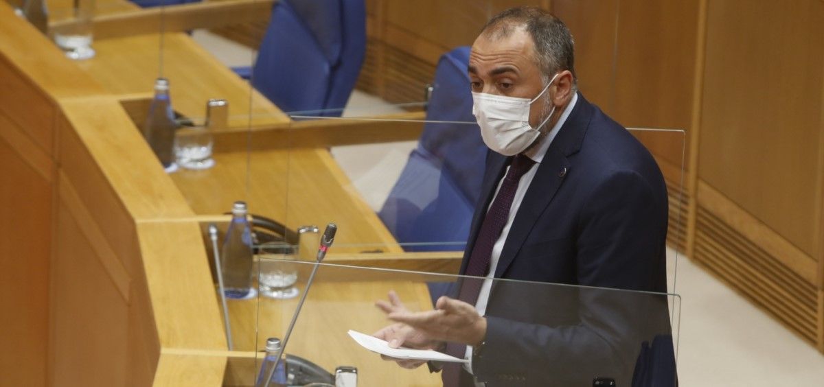 El consejero de Sanidad de Galicia, Julio García Comesaña, durante una intervención en el Parlamento de Galicia. (Foto. Xunta de Galicia)