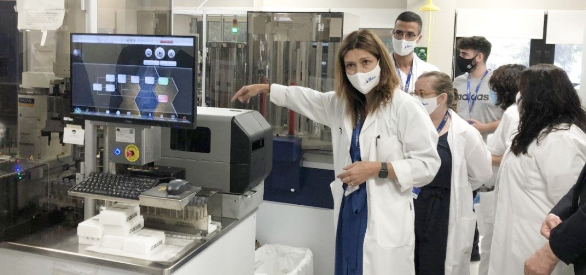La Dra. Nieves Larrosa, jefa clínica de Bacteriología y Microbiología del Servicio de Microbiología del Vall d'Hebron, junto a la plataforma robótica. (Foto. Vall d'Hebron)