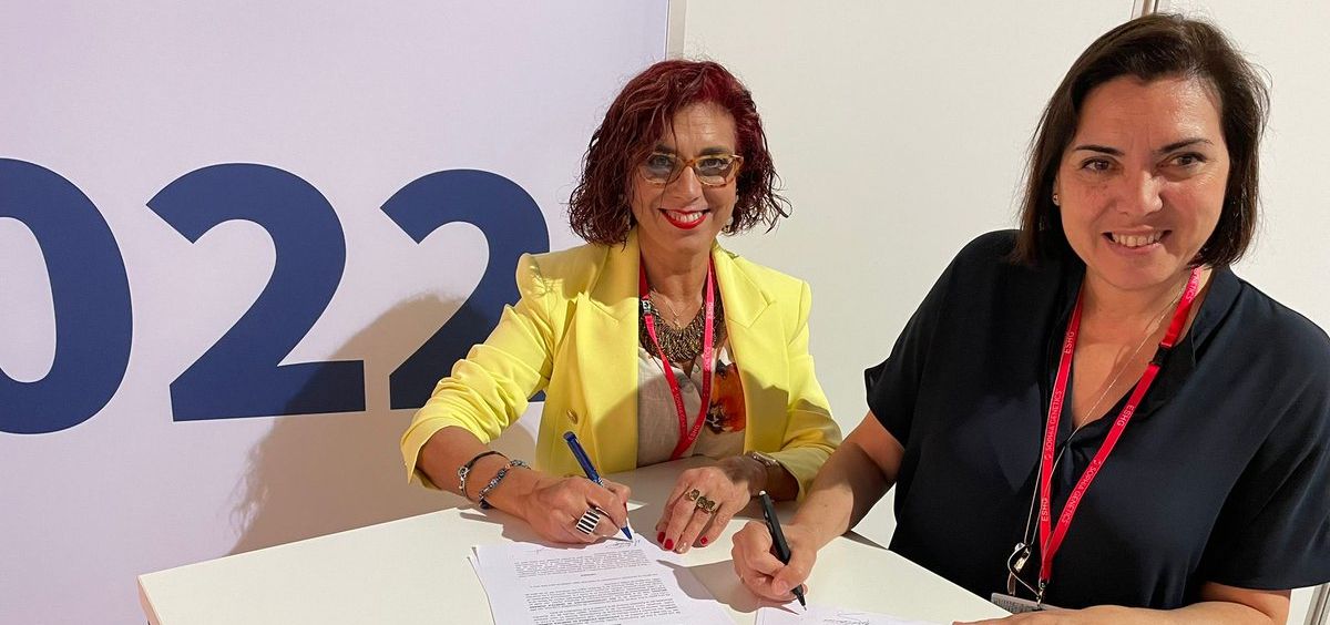 Mariela Larrandaburu, presidenta de RELAGH, y Encarna Guillén, presidenta de la AEGH, firmando el convenio de colaboración entre ambas asociaciones científicas (Foto. AEGH)