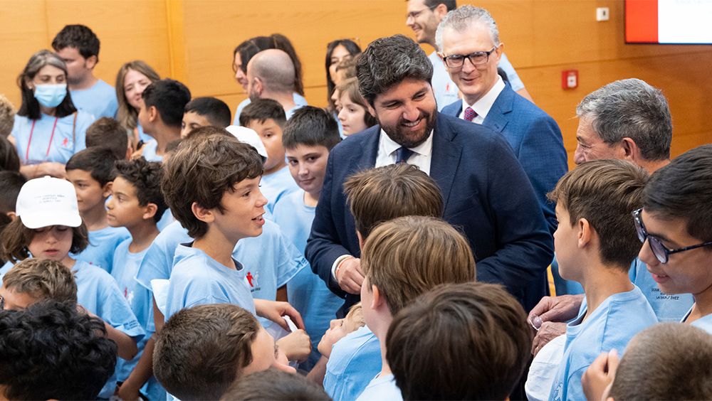 López Miras recibe al campamento de niños con hemofilia