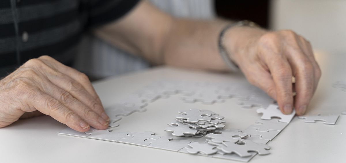 Una persona mayor con alzheimer haciendo un puzzle (Foto. Freepik)