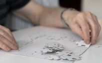 Una persona mayor con alzheimer haciendo un puzzle (Foto. Freepik)