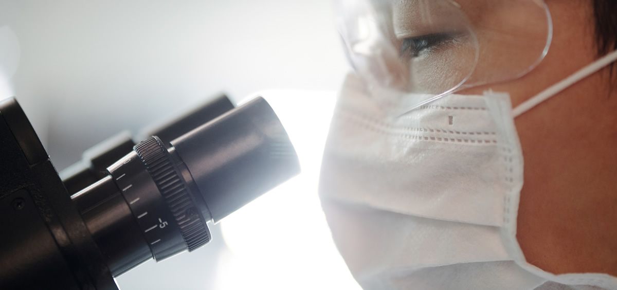 Científico observando muestras a través de un microscopio (Foto. Pexels)