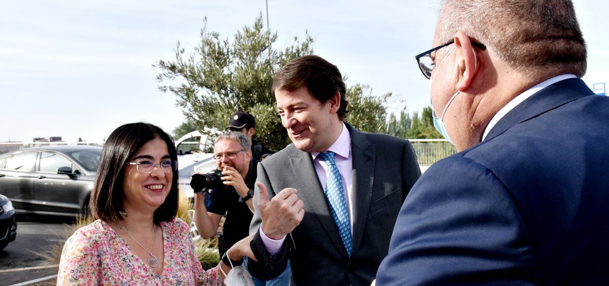 Carolina Darias, ministra de Sanidad, saluda a Alfonso Fernández Mañueco, presidente de Castilla y León, y a Alejandro Vázquez, consejero de Sanidad (Foto: M. Sanidad)