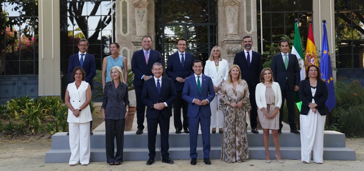 El nuevo Gobierno andaluz, con Catalina García como consejera de Salud y Consumo (abajo a la izquierda) toma posesión del cargo (Foto. Junta de Andalucía)