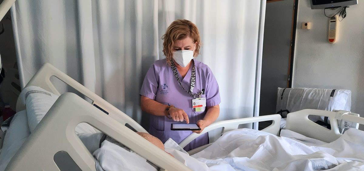 Toñi Gomariz, enfermera de la planta de Medicina Interna, realiza la recogida de datos (Foto. GVA)