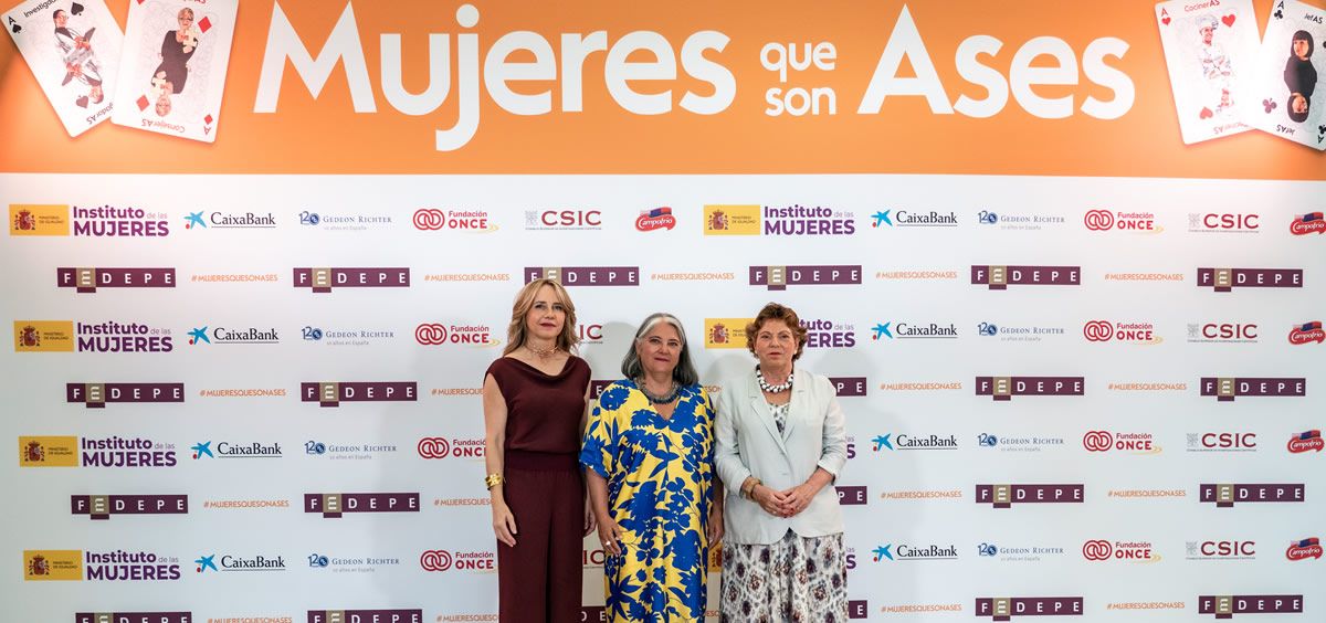 La premiada Ana Fernández Sesma acompañada de Rosa Vázquez (a su izquierda) y Ana Bujaldón (Foto. Gedeon Richter)