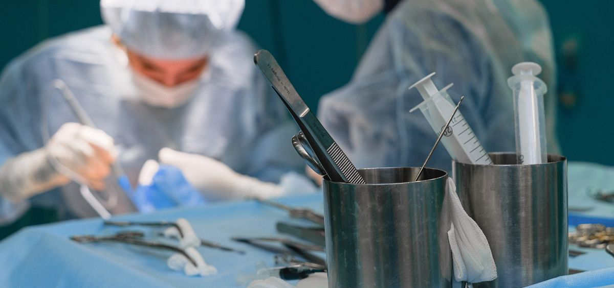 Profesionales sanitarios durante una intervención quirúrgica (Foto. Pexels)