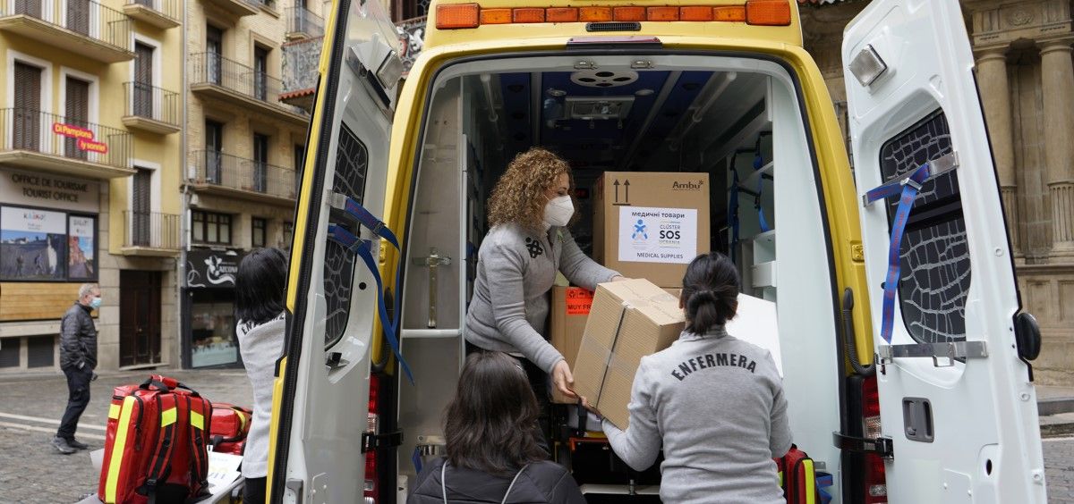 Enfermeras preparando el envío a Ucrania de una ambulancia y material sanitario donados por el Colegio de Enfermería de Navarra. (Foto. Colegio de Enfermería de Navarra)