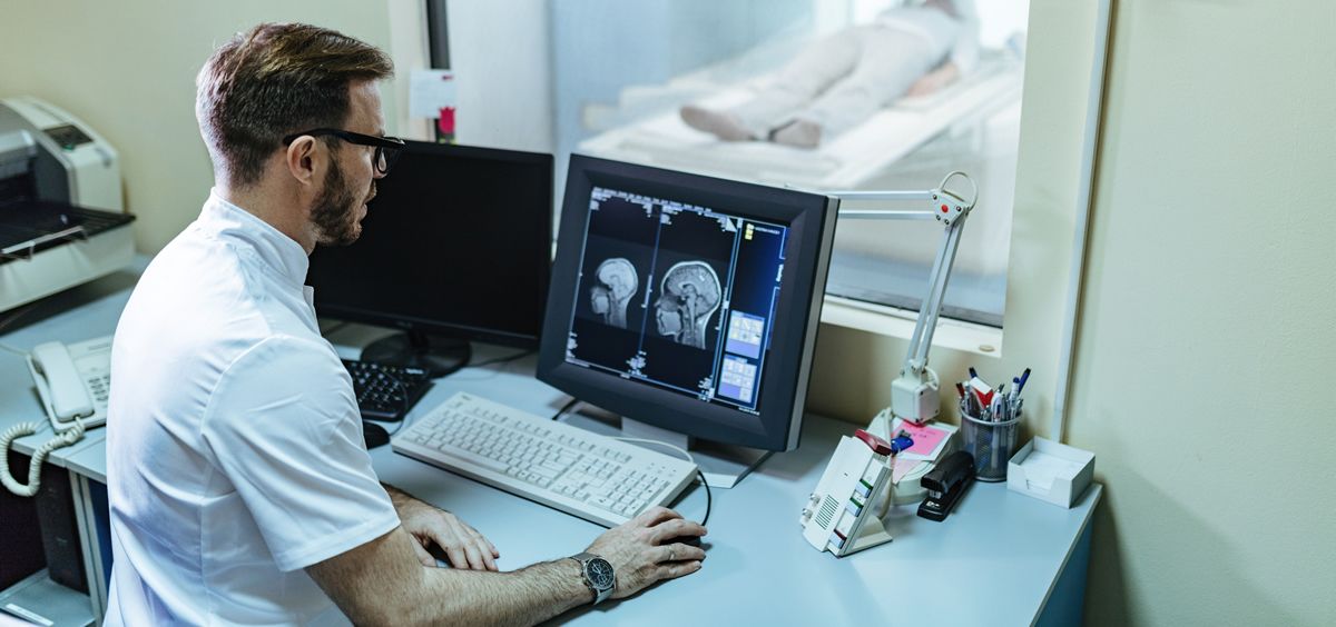Un radiólogo mirando las imágenes de un cerebro (Foto. Freepik)