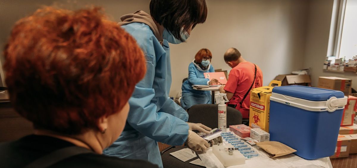 Vacunación de desplazados internos en Ucrania (Foto. WHO Ukraine)