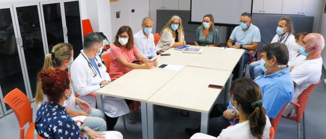 Reunión directora del SESCAM y profesionales del centro de salud Camarena (Foto. Castilla La Mancha)