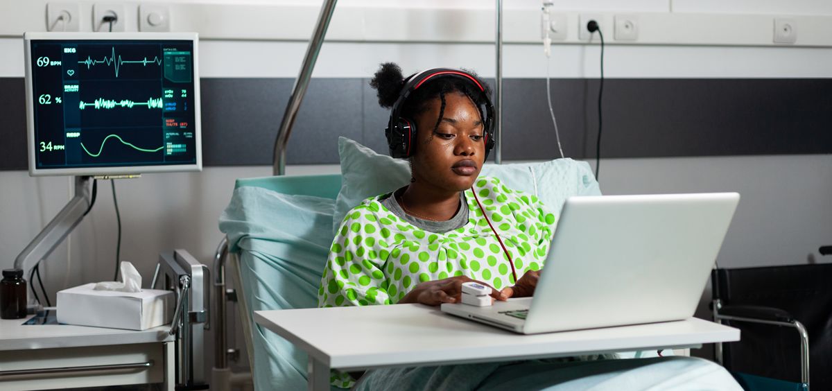 Una joven escucha música en el hospital (Foto. Freepik)
